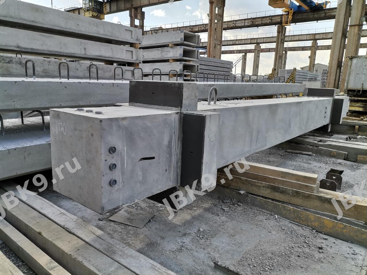 Колонны 600*600 с консолями расположенными в 4 плоскостях